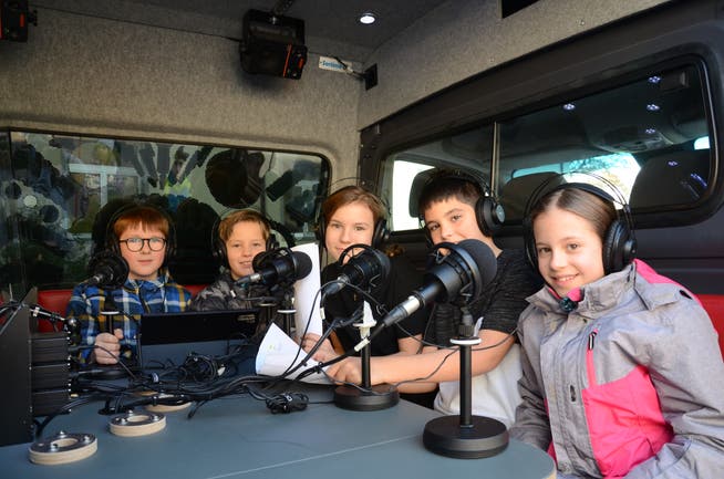 Im mobilen Radiostudio moderieren die Schülerinnen und Schüler. 
