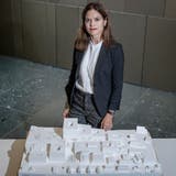 Tanja Temel, Stiftungsratspräsidentin der neu gegründeten Stiftung Zukunft Kinderspital Zentralschweiz, mit einem Modell, in welchem das Bauprojekt integriert ist. (Bild: Pius Amrein  (Luzern, 24. November 2020))
