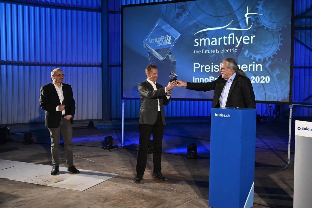 Stiftungspräsident Jürg Liechti übergibt den Preis Rolf Stuber, CEO und Head of Design, links Chefingenieur Philipp Glocker.