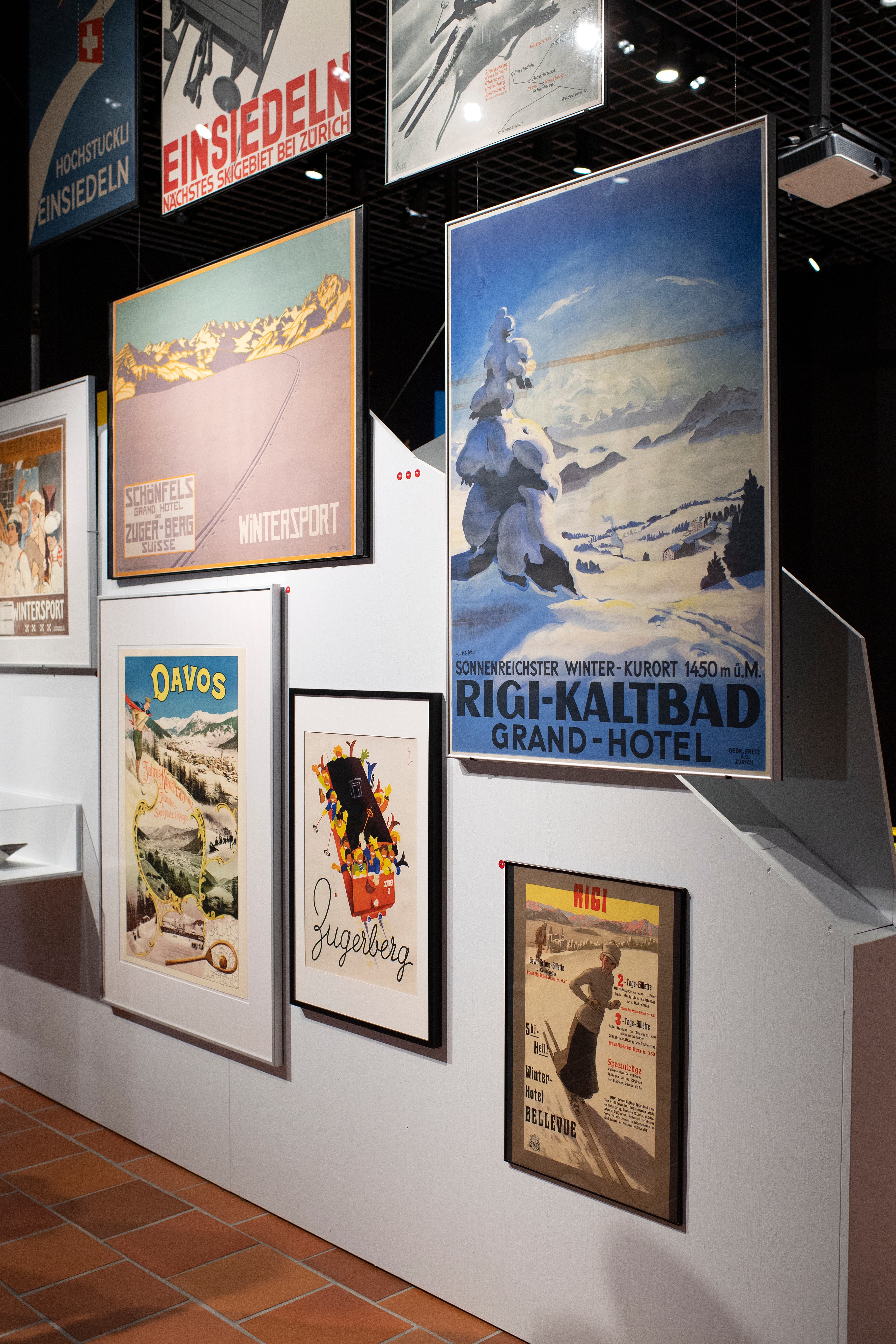 Werbeplakate für Skigebiete in und um die Region ab 1910 an der Sonderausstellung «Schnee war gestern – in den Voralpen»: Sie waren damals das wichtigste Mittel für die touristische Vermarktung der Schweiz in der ganzen Welt.