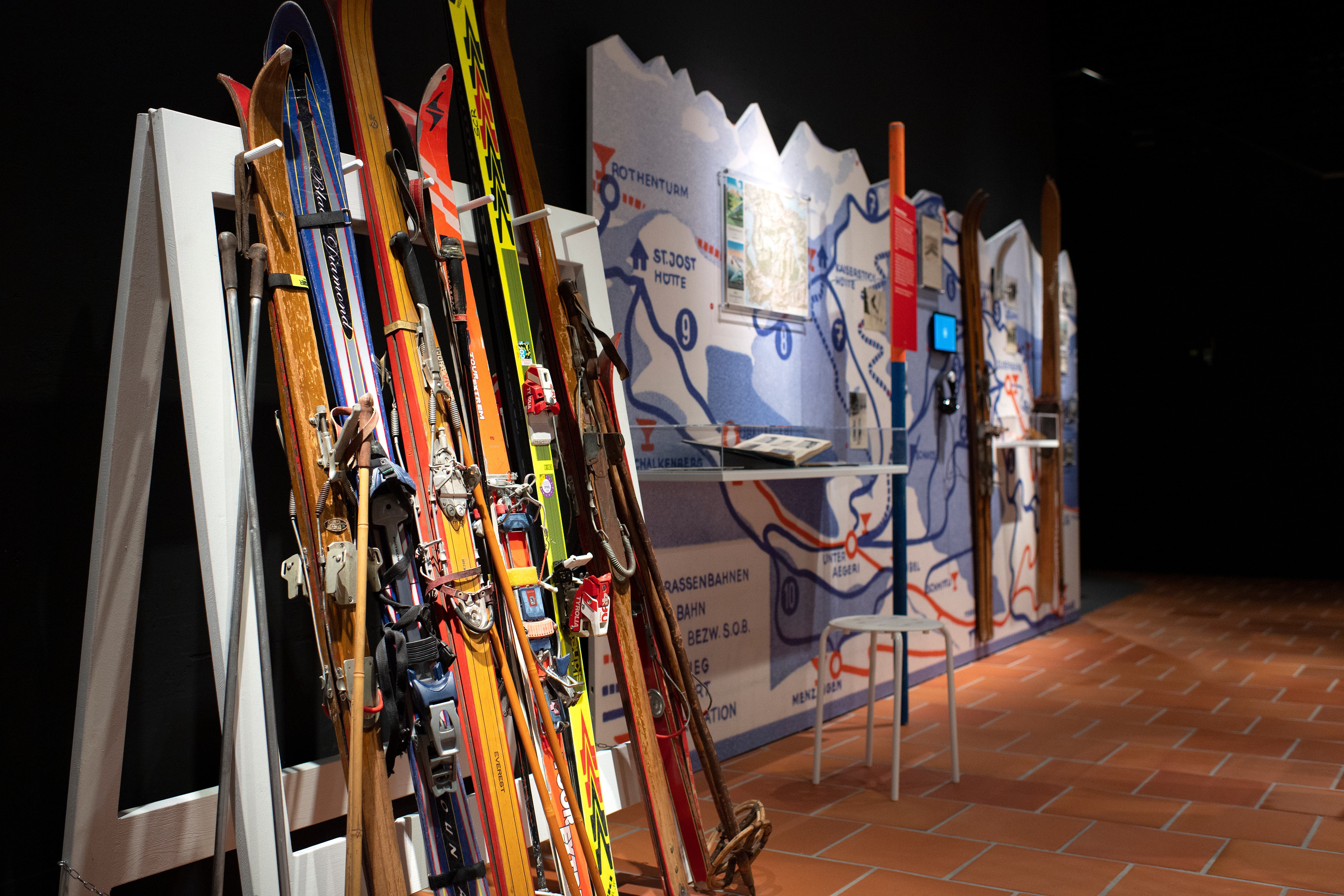 Mit manchen Skimodellen aus der Anfangszeit des Skisports würde man heute schwer einen Berg herunterkommen. In der ersten Hälfte des 20. Jahrhunderts fuhr man damit sogar teilweise Skirennen. 