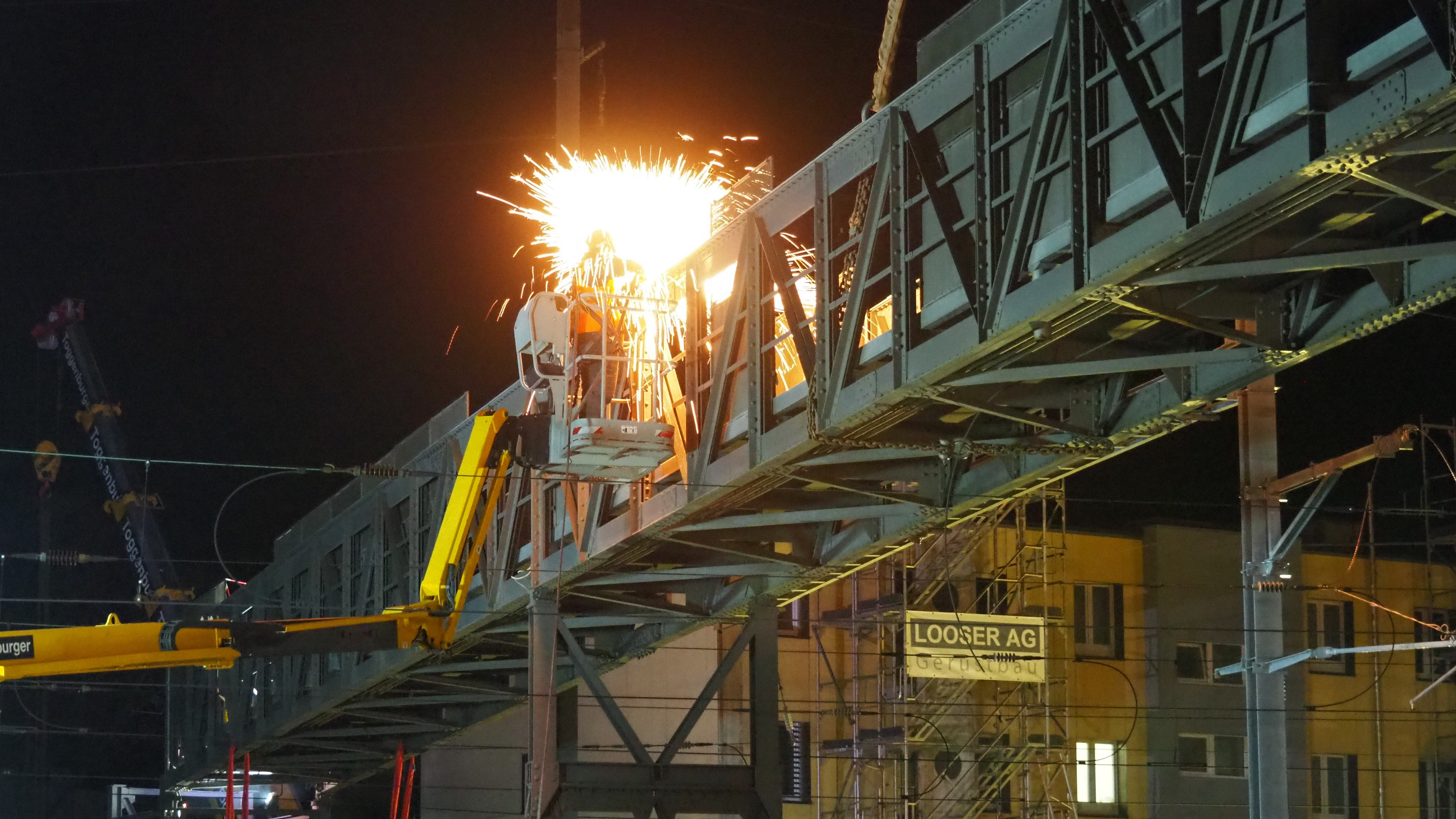 In den frühen Morgenstunden des Dienstags, 24. November, wurde mit dem Abbruch der Passerelle am Bahnhof Wattwil begonnen.