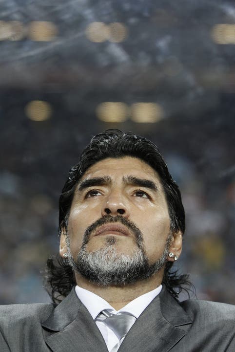 Diego Maradona verfolgt ein Spiel von Argentinien an der Fussball-WM in 2010 in Südafrika. 