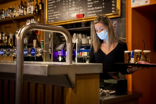 Maskenpflicht und Abstand: Die Restaurants sollen nur mit Auflagen öffnen dürfen. (Symbolbild)