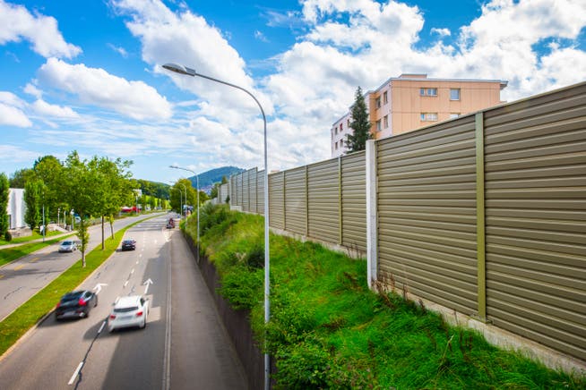 Beispiele von Lärmschutzwänden gibt es viele. Der Nutzen ist gegeben, die Ästhetik liegt im Auge des Betrachters. Das Bild zeigt den Lärmschutz zwischen der Zürcher Strasse und Sonnmattstrasse in St. Gallen.