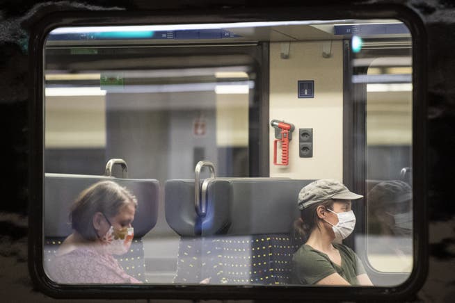 Nun muss bereits seit einigen Monaten eine Maske im Zug getragen werden. (Symbolbild)