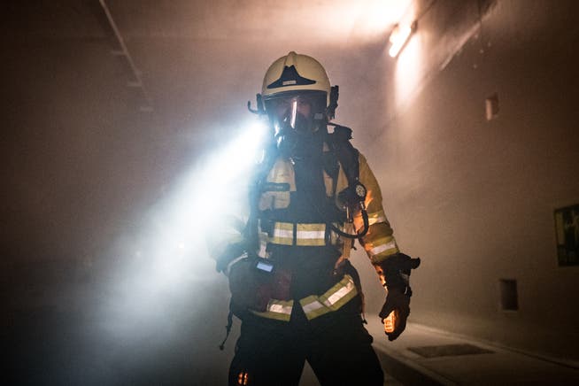 Ein Feuerwehrmann bei einer Brandübung in einem Tunnel.