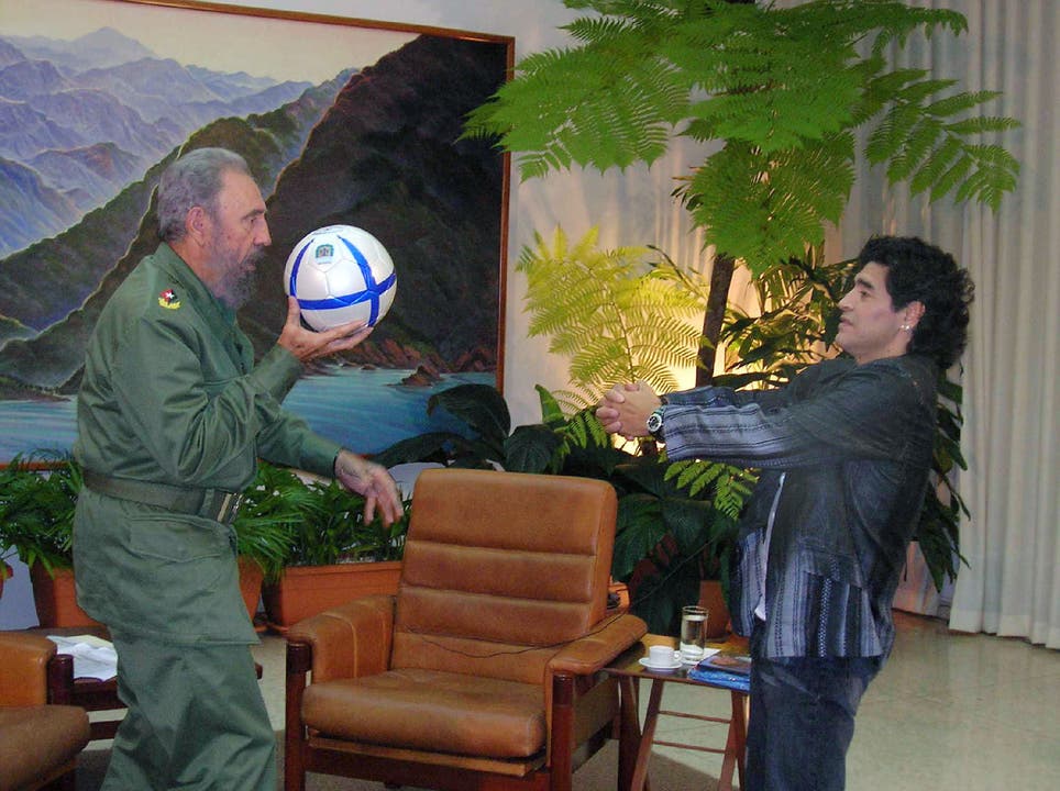 Diego Maradona spielt mit Kubas Präsident Fidel Castro Fussball. 