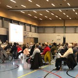 An der ersten und einzigen Gemeindeversammlung Menzingens im Jahr 2020 nahmen in der Sporthalle Ochsenmatt 170 Stimmberechtigte teil. (Bild: Harry Ziegler (25. November 2020))