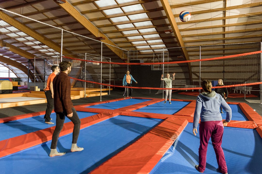 Nicht ganz einfach: Volleyball auf einer Trampolin-Unterlage braucht Koordination.