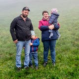 Reto und Franziska Würsch mit Sohn Thomas und Tochter Andrea auf der Wiese bei ihrem Bauernhof. (Bild: Nadia Schärli (25.11. 2020))