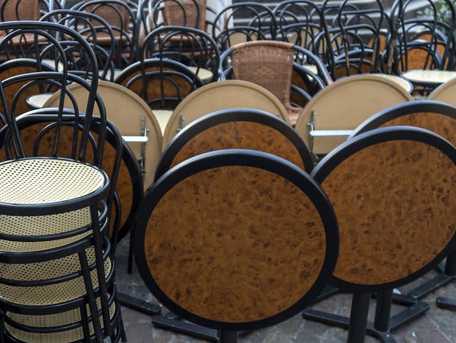 Lockdown in Basel: Gestapelte Tische und Stühle vor dem geschlossenen Grand Café Huguenin in Basel.
