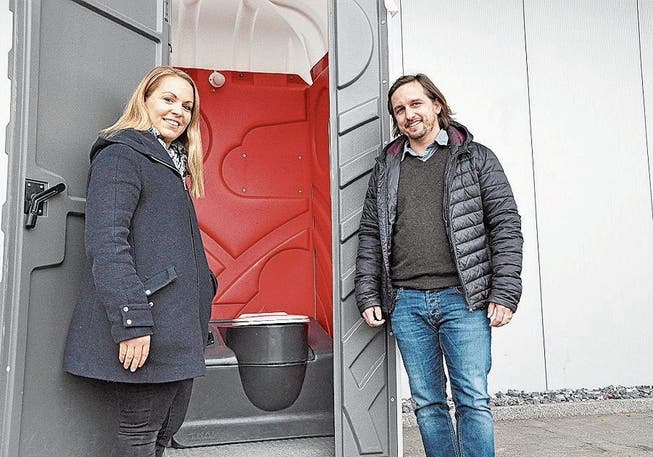 Manuela und Michael Forlin vor einem mobilen WC-Haus.