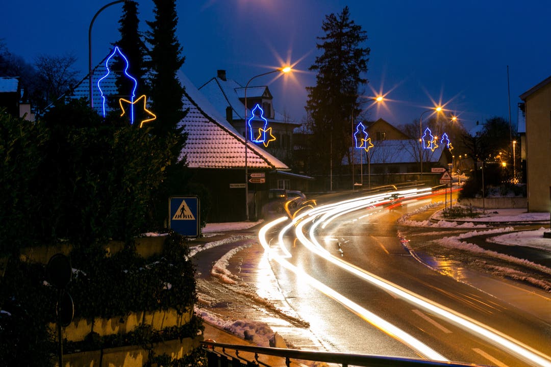 Weihnachtsbeleuchtung an der Schulstrasse in Würenlos. (Archivbild)