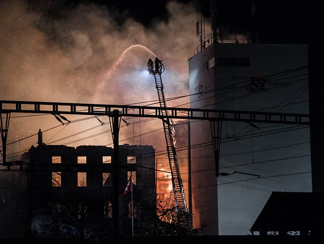 Am späten Montagnachmittag ging die Mühle von Maroggia am Luganersee in Flammen auf. Inzwischen ist der Brand unter Kontrolle.
