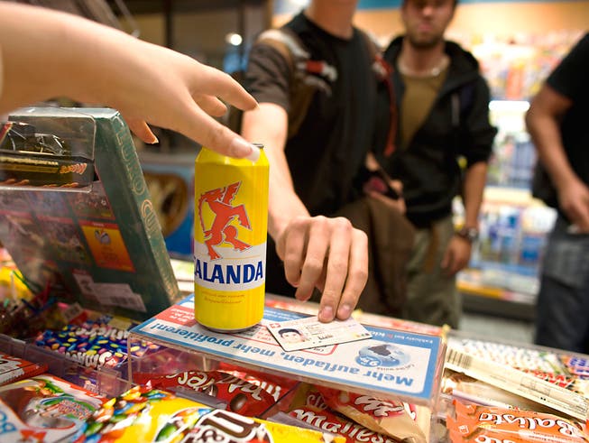 Eine neue App soll dem Verkaufspersonal mehr Sicherheit beim Verkauf von alkoholischen Getränken an junge Konsumenten geben.