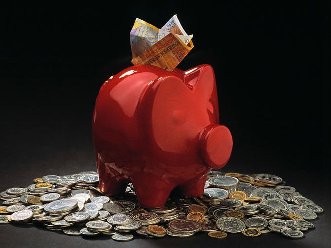 1589 Franken im Monat hat im Schweizer Durchschnittshaushalt das Sparschwein erhalten.