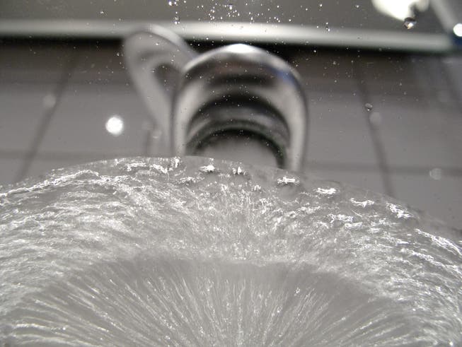 Wasser läuft aus einem Wasserhahn. 