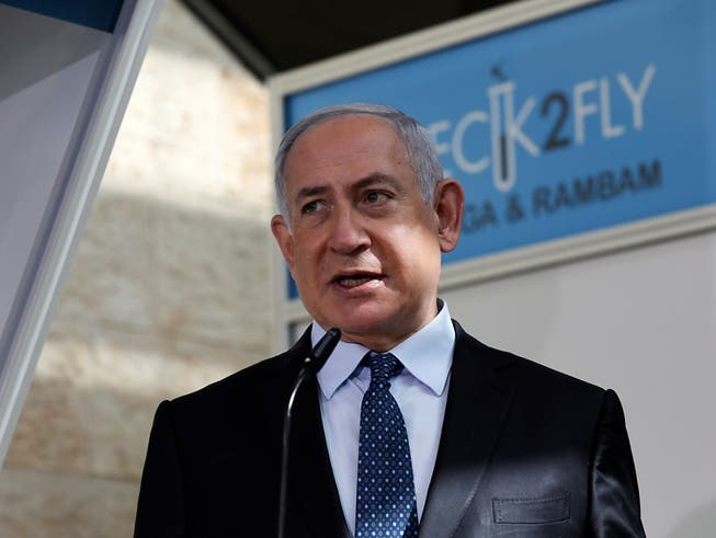 Benjamin Netanjahu, Premierminister von Israel, während seines Besuchs in einer Corona-Teststation am internationalen Flughafen Ben Gurion. Foto: Ohad Zwigenberg/Haaretz Pool/AP/dpa