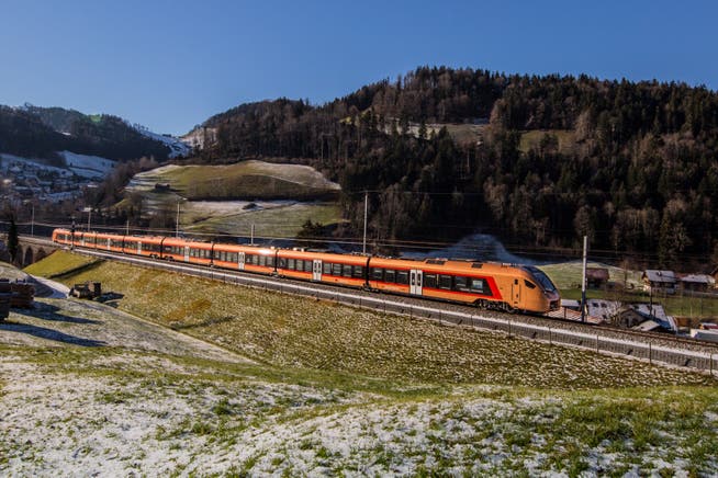 Ab dem 13. Dezember fährt die SOB in Kooperation mit der SBB von Basel und Luzern beziehungsweise Zürich mit dem «Traverso» (hier bei Brunnadern) über die Gotthard-Panoramastrecke direkt in die Sonnenstube der Schweiz, ins Tessin.