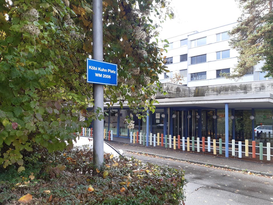Seit der WM 2006 gibt es an der Döltschihalde in Zürich Wiedikon einen inoffiziellen Köbi Kuhn Platz.