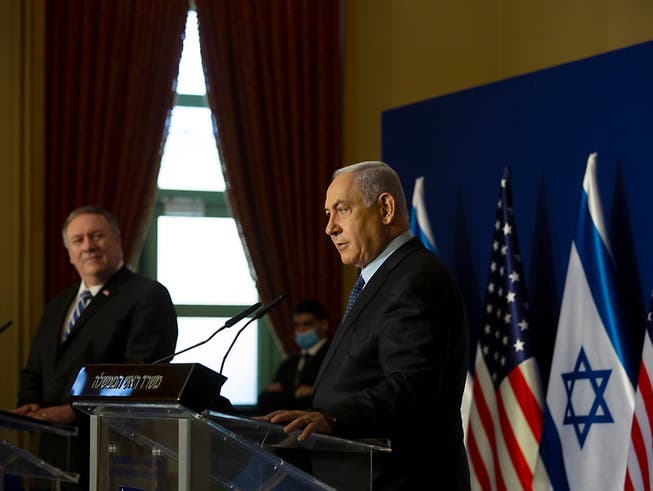 Benjamin Netanjahu (r), Ministerpräsident von Israel und Mike Pompeo, Aussenminister der USA, nehmen nach ihrem Treffen an einer Pressekonferenz teil. Foto: Maya Alleruzzo/Pool AP/dpa