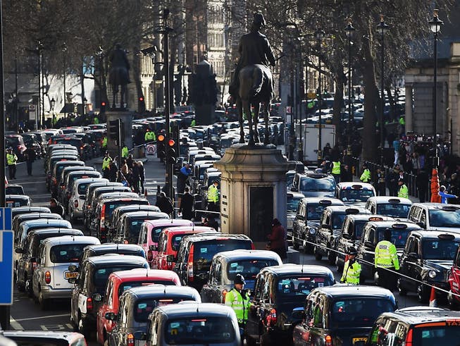 In der Corona-Krise leiden die Londoner Taxi-Fahrer mit ihren berühmten Black Cabs stark unter der sinkenden Nachfrage. Die Zahl der registrierten Fahrzeuge ist innerhalb von fünf Monaten um etwa ein Fünftel gesunken.