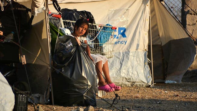 Ein Kind im temporären Flüchtlingslager in Kara Tepe: Auf der griechischen Insel Lesbos zogen Tausende Migranten aus dem abgebrannten Camp Moria in ein provisorisches Zeltlager.