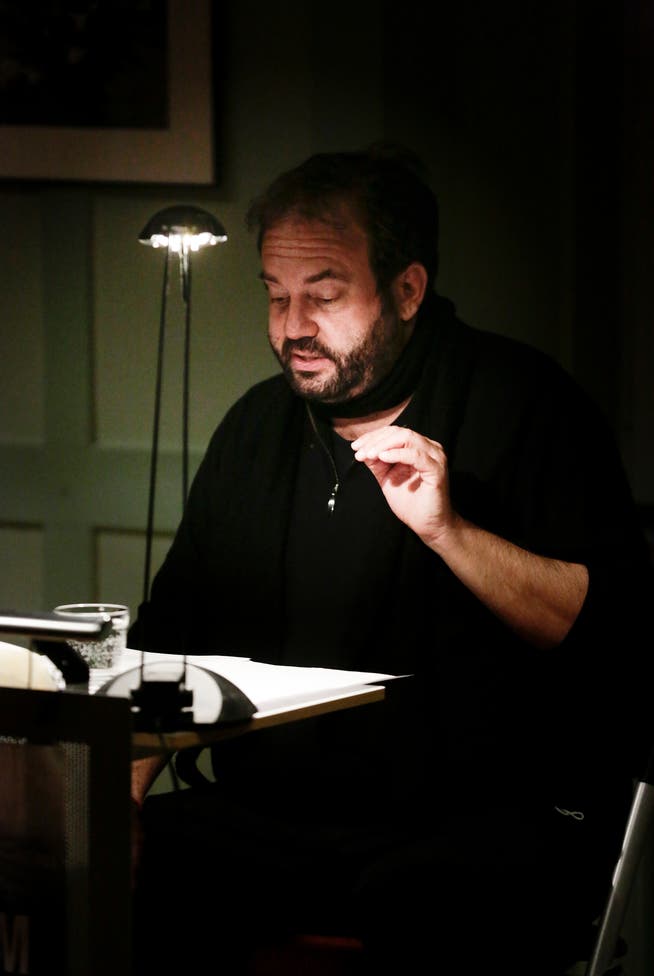 Der Schauspieler und Regisseur Florian Rexer liest im Schulmuseum Amriswil.