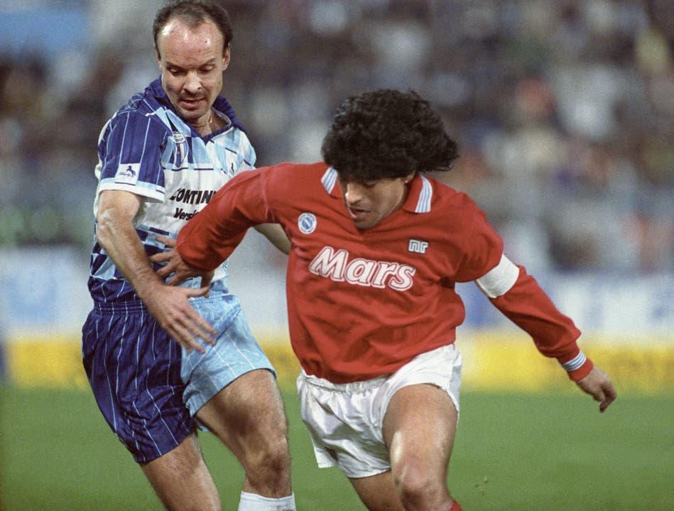 Diego Maradona (rechts) vom SSC Napoli im Zweikampf mit dem Wettinger Spieler Svensson 1989 im Letzigrund-Stadion in Zürich. (KEYSTONE/Str)