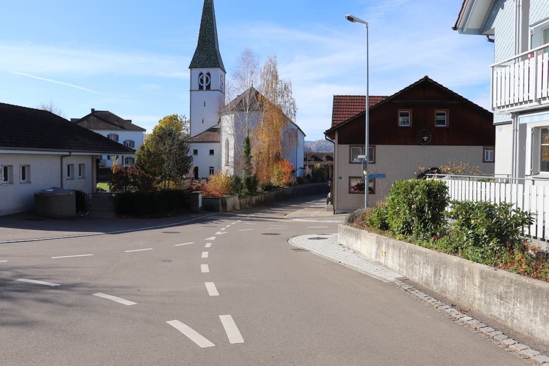 Der Weg führt in Jonschwil an der Kirche ...