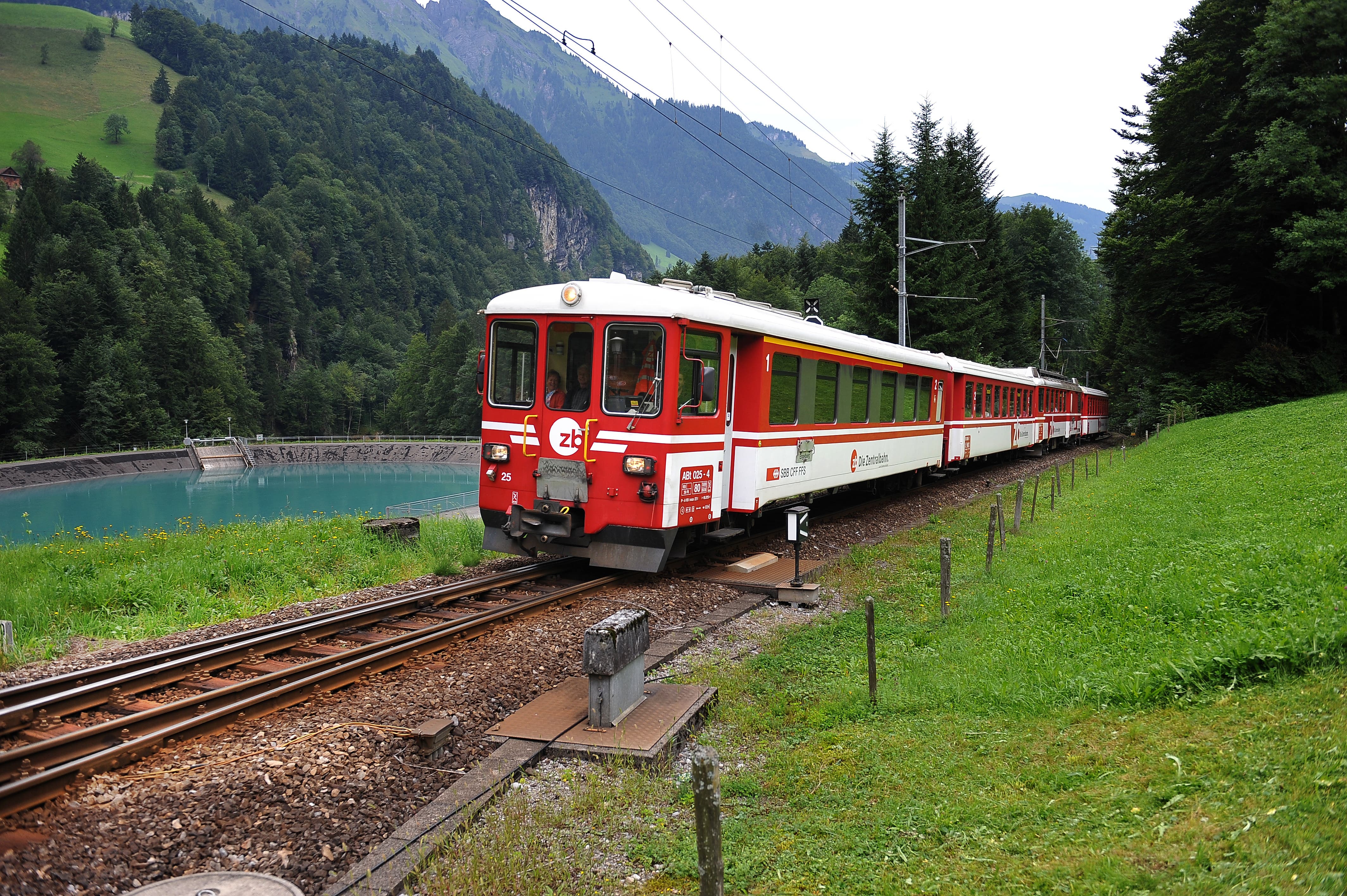 Die Zentralbahn unterwegs auf der alten Bergstrecke zwischen Grafenort und Engelberg, die mit der Eröffnung des Steilrampentunnels im Dezember 2010 stillgelegt wurde. Hier beim Stausee Obermatt.  