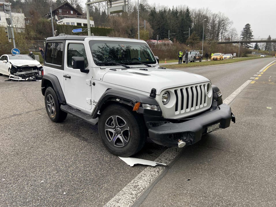 Die Fahrerin des Jeeps musste ins Spital gebracht werden.