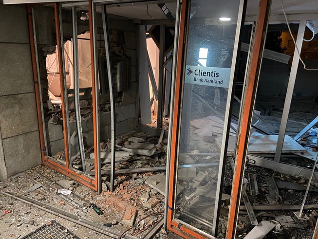Ein Bild der Zerstörung: Der Eingangsbereich der Bank.