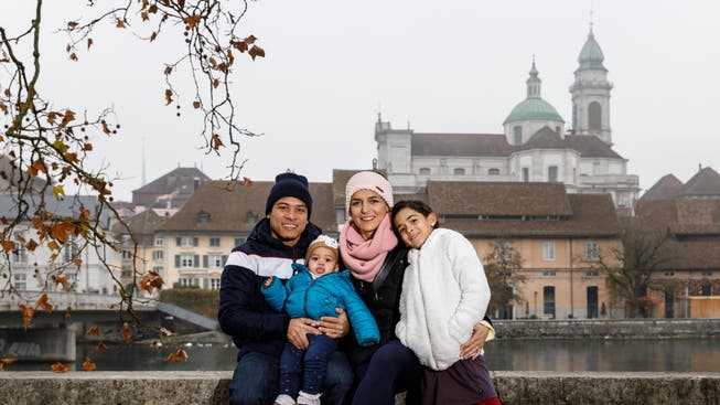 Aus der ewigen Hitze in den Solothurner Nebel: Christina Varveris mit ihrem Mann Kenruis und den Töchtern Nayssa und Cataleya (rechts).