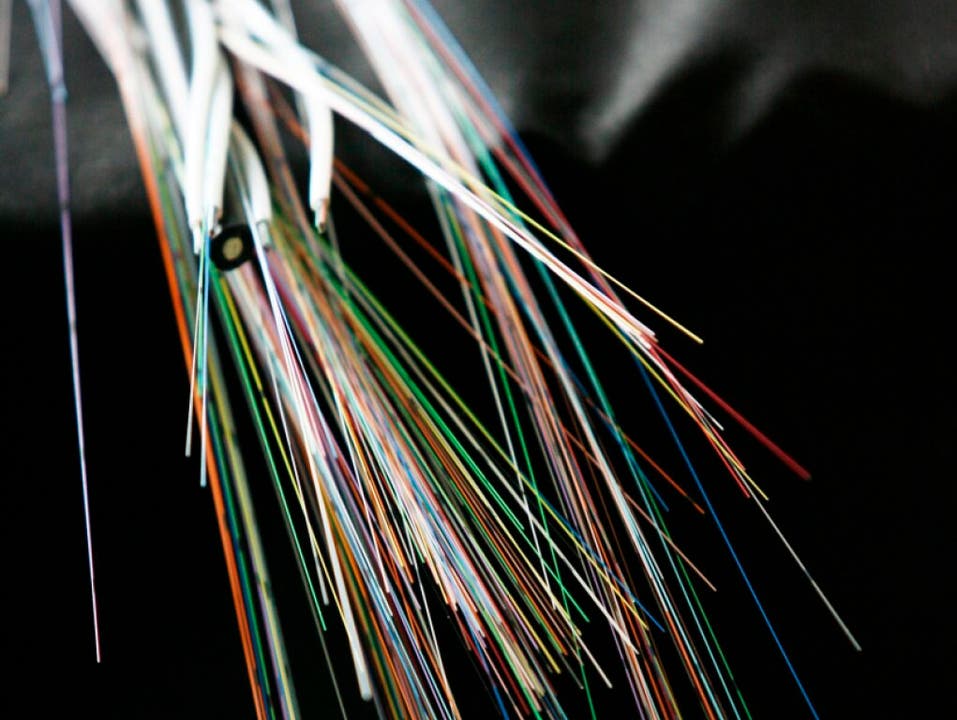 Glasfaserkabel transportieren Daten mit Lichtimpulsen.