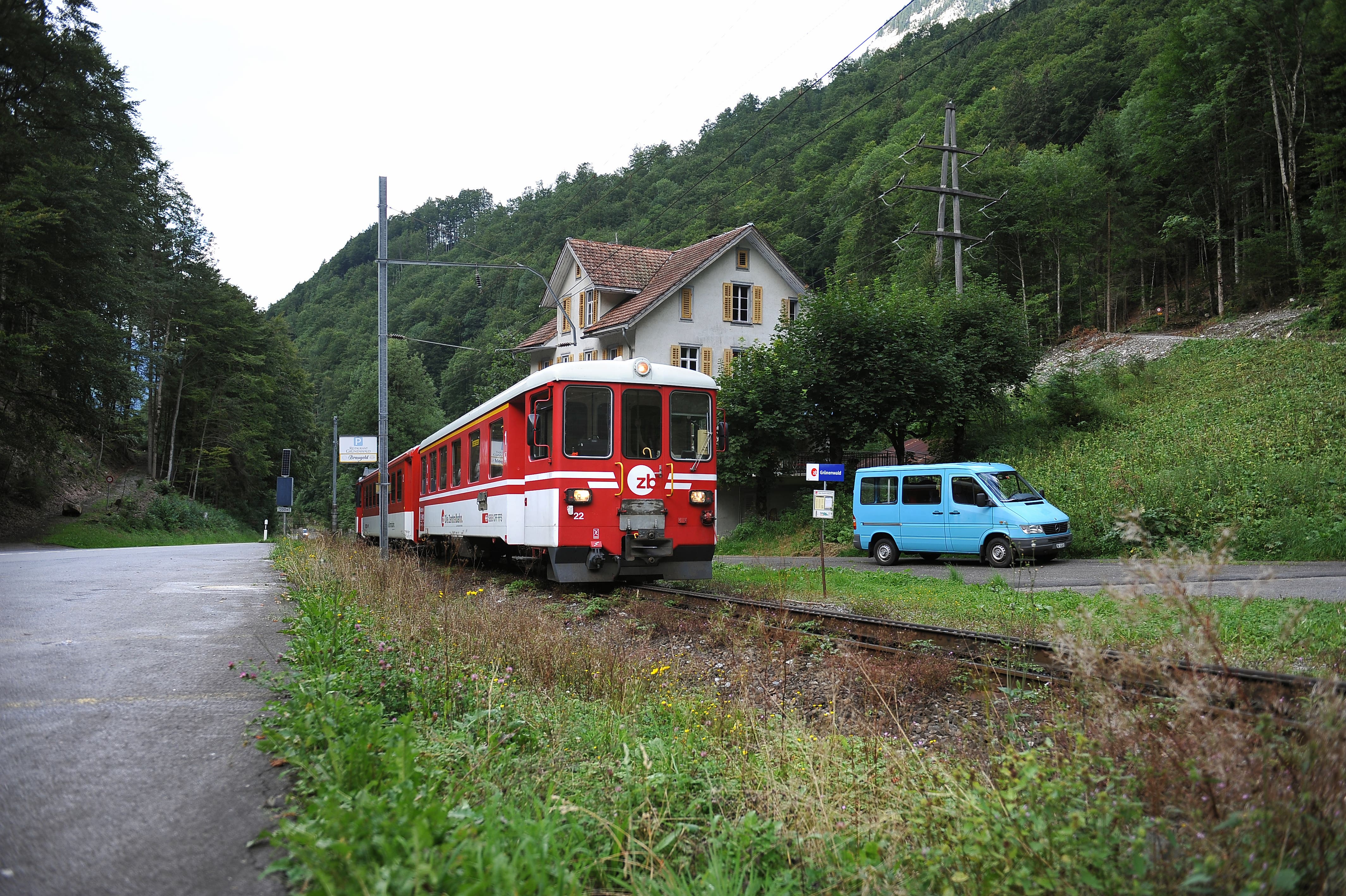 Die Zentralbahn unterwegs auf der alten Bergstrecke zwischen Grafenort und Engelberg, die mit der Eröffnung des Steilrampentunnels im Dezember 2010 stillgelegt wurde. Hier bei der Station Grünenwald.