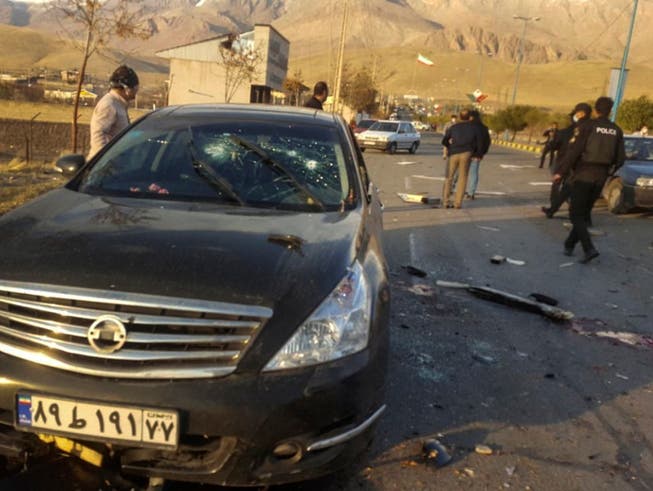 Dieses von der Nachrichtenagentur Fars veröffentlichte Foto zeigt den Ort, in dem Mohsen Fakhrizadeh in Absard, einer kleinen Stadt östlich der Hauptstadt Teheran getötet wurde. Ein hochrangiger iranischer Atomphysiker und Raketenspezialist ist im Iran einem Mordanschlag zum Opfer gefallen. Foto: Uncredited/Fars News Agency/AP/dpa