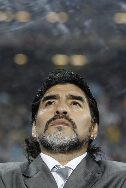 Diego Maradona verfolgt ein Spiel von Argentinieren an der Fussball-WM in 2010 in Südafrika.
