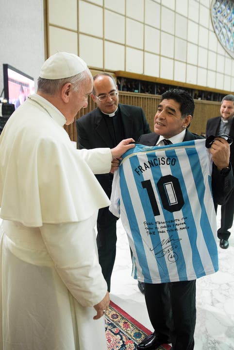 Diego Maradona bei Papst Franziskus am 1. September 2014.