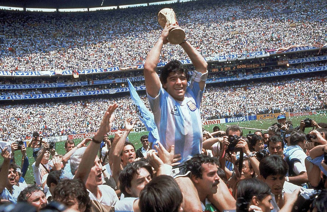 Maradona am Höhepunkt: Nach dem Finalsieg gegen Deutschland stemmt er 1986 in Mexiko den WM-Pokal.