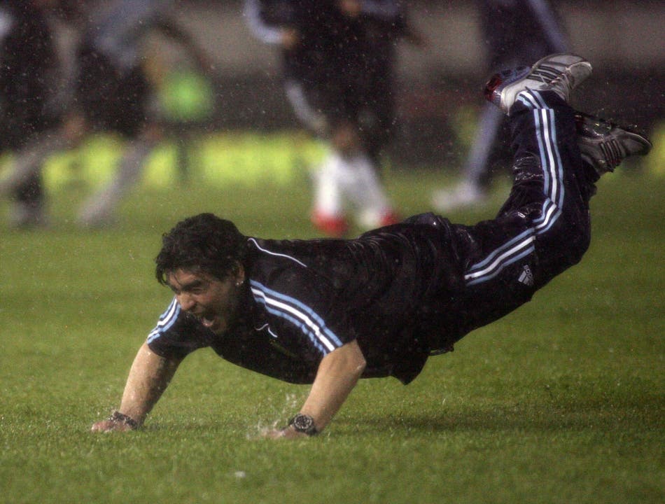 Diego Maradona feiert 2009 als Trainer den Sieg gegen Peru 2009.
