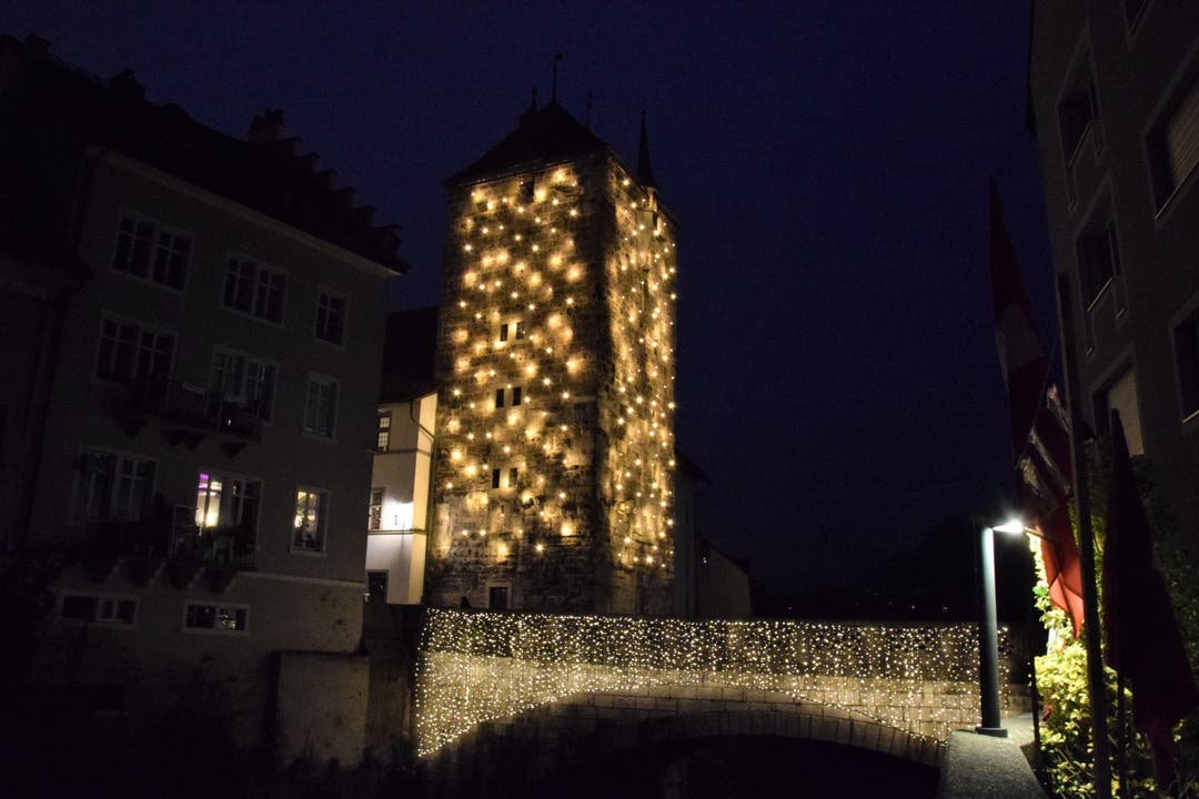 Neue Weihnachtsbeleuchtung in Brugg Der Schwarze Turm und die Alte Aarebrücke sind von weitem zu sehen.