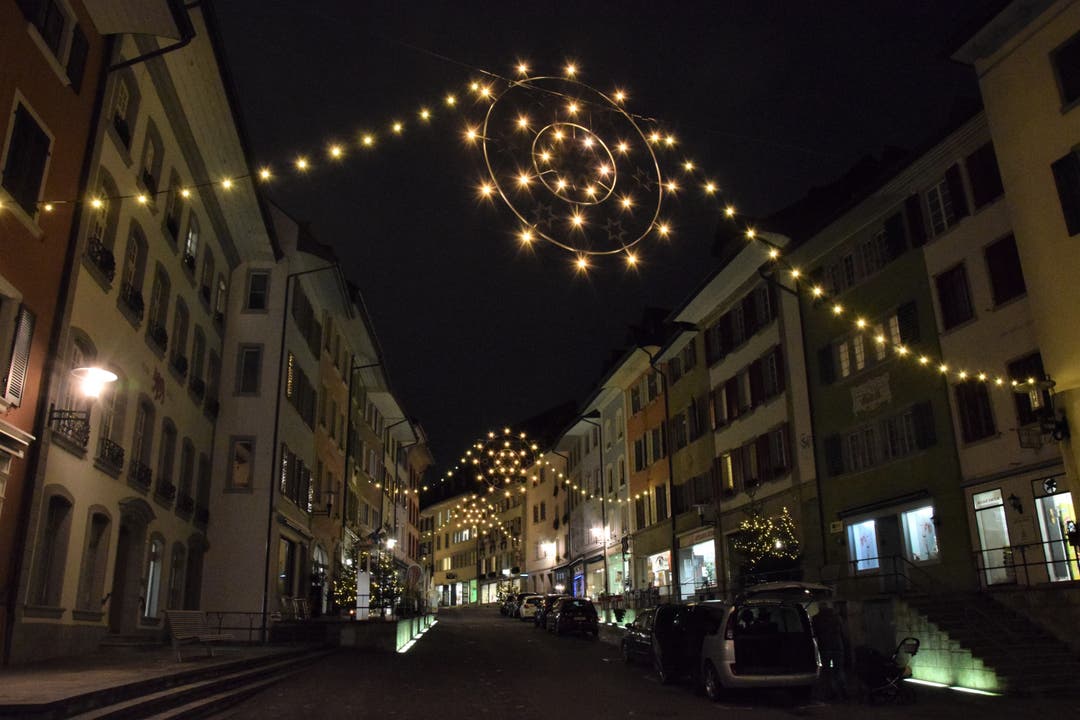 Neue Weihnachtsbeleuchtung in Brugg In der Altstadt leuchten die neuen Weihnachtssterne.