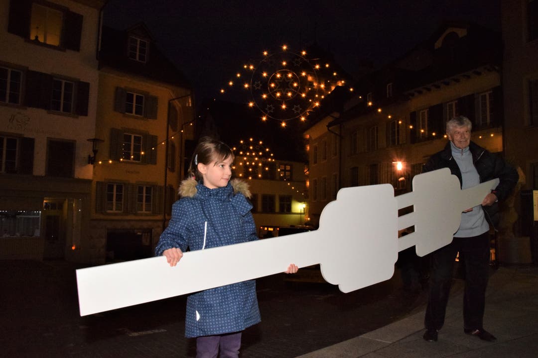 Neue Weihnachtsbeleuchtung in Brugg Schülerin Lya Guggisberg und Designer Cuno Jent bringen die neuen Weihnachtssterne zum ersten Mal zum Leuchten.