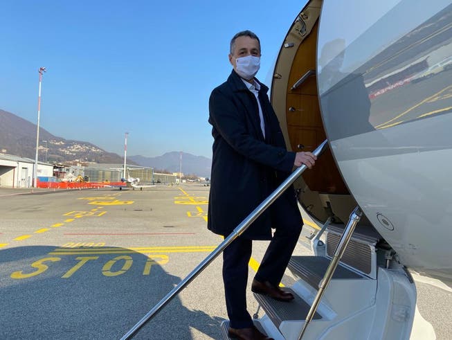 Aussenminister Ignazio Cassis steigt am Samstag in Agno TI ins Flugzeug für seine fünftägige Reise in den Nahen Osten und die Vereinigten Arabischen Emirate.