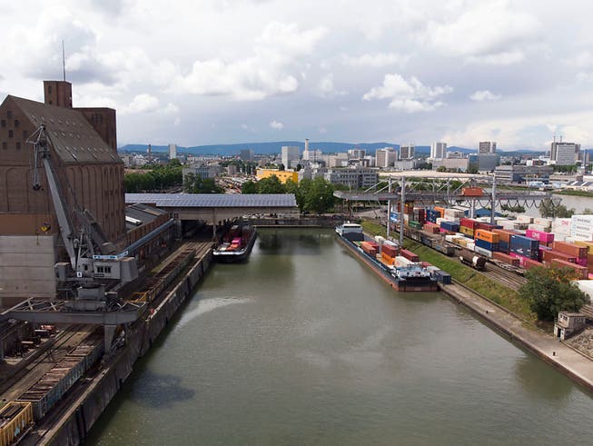 Der Rheinhafen in Basel soll ausgebaut werden. Der Souverän hat für ein neues Hafenbecken 115 Millionen Franken bewilligt.