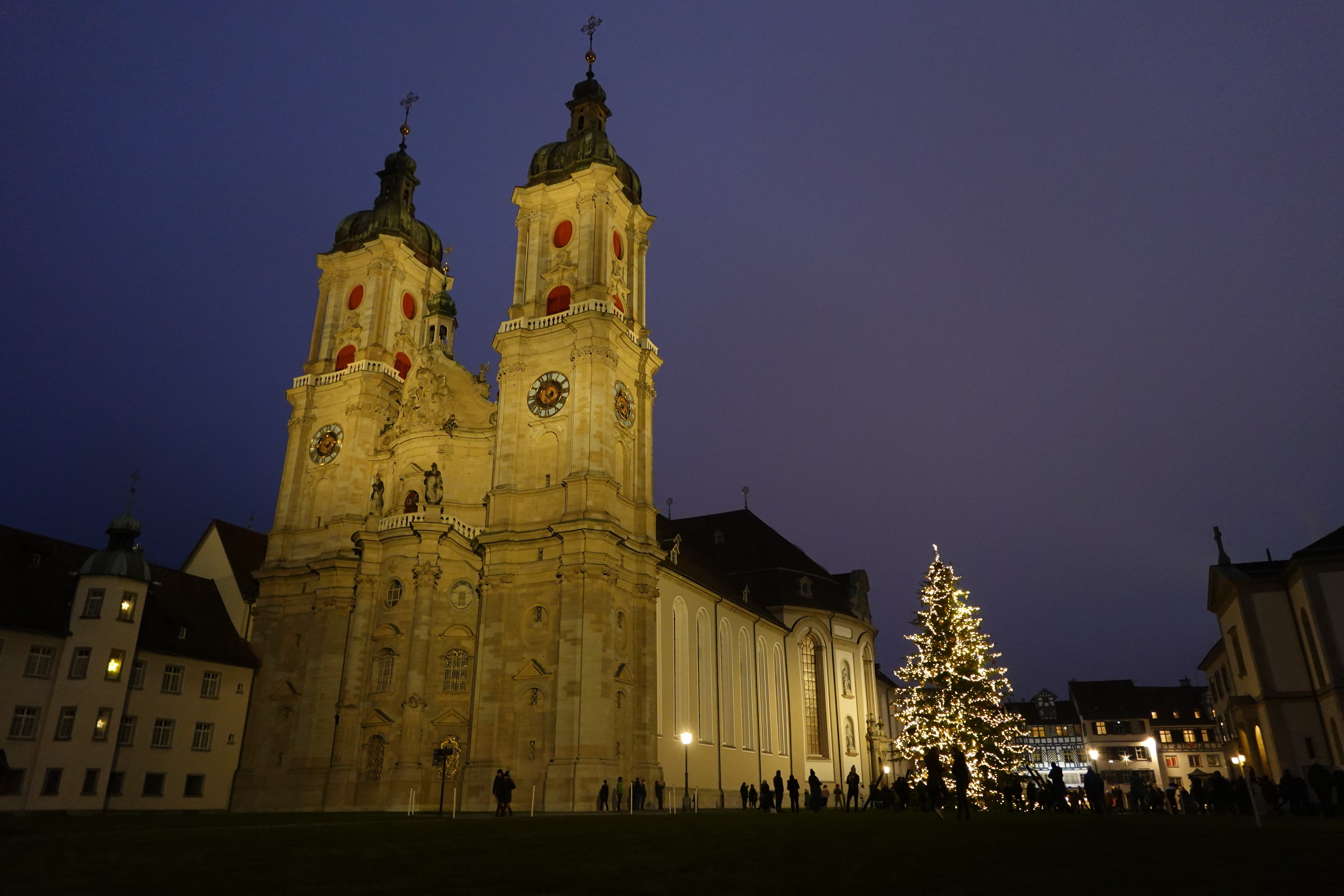 Der Christbaum leuchtet neben den Domtürmen in die Adventsnacht.