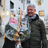 Mit Blumen von der Partei: Wahlsieger Hans Mäder posiert auf dem Hof zu Wil. (Bild: Olaf Kühne)