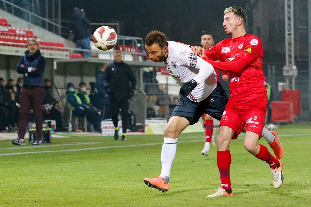 Aarau-Captain Zverotiv kommt vor Samir Ramizi an den Ball.